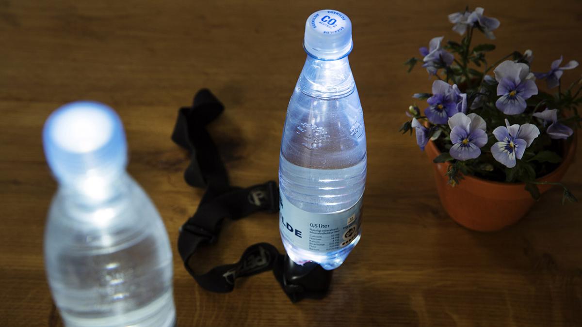 Lav en lampe af en vandflaske og en lommelygte lifehack #39 ...