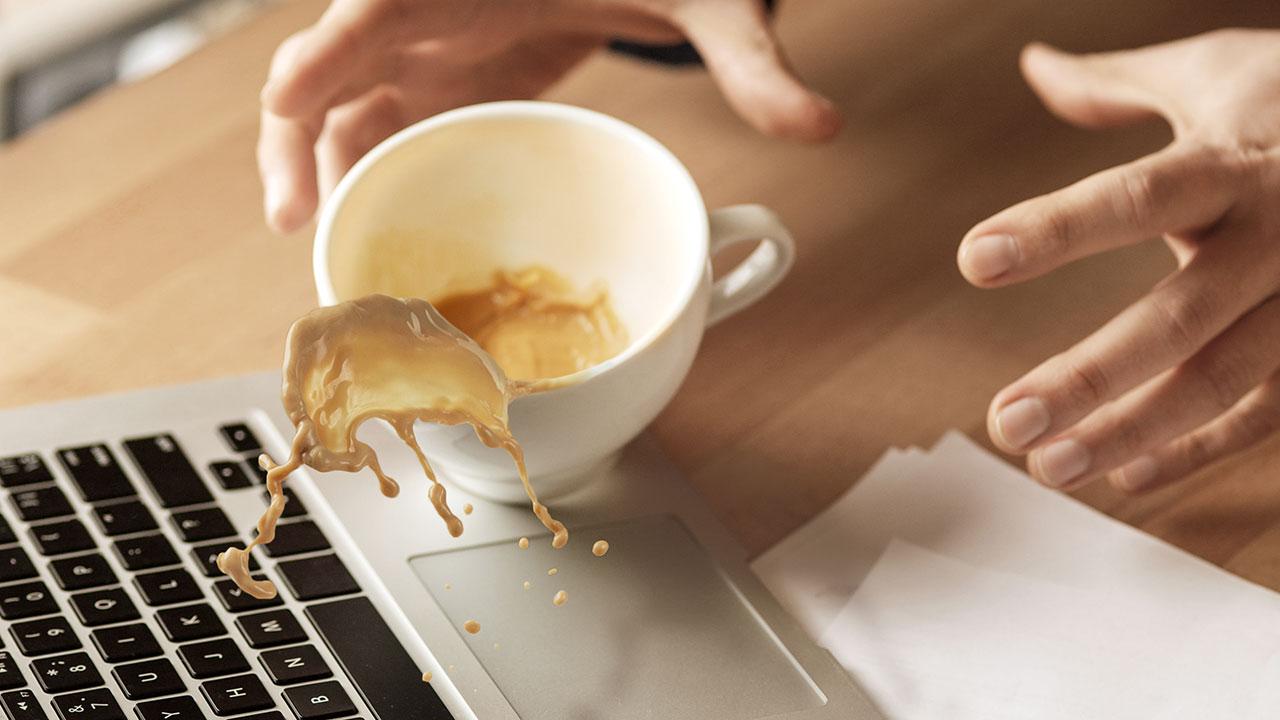 Kaffekop vælter ned i laptop