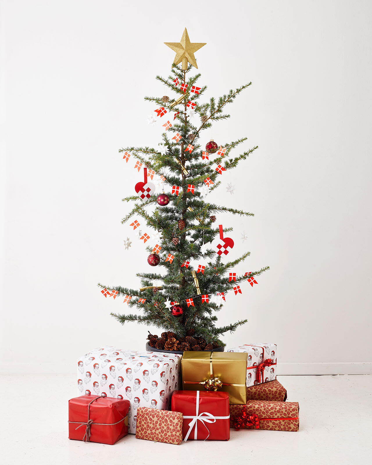 Cedertræ med juletræspynt