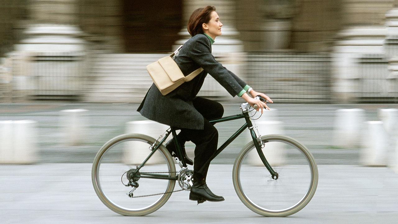 Kvindelig cyklist på vej på job.