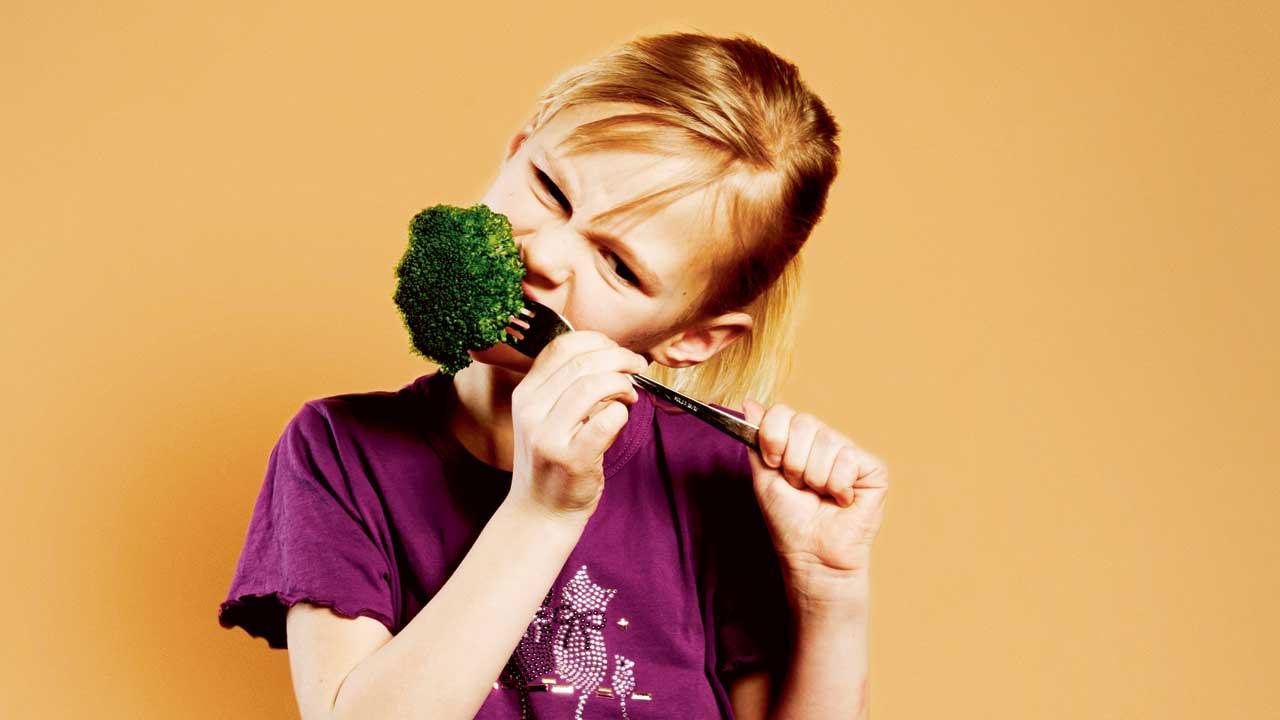 Pige spiser af broccoli