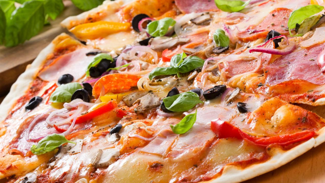 Pizza med skinke og oliven.