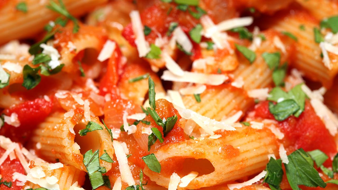 pasta med tomatsovs i tallerken