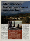 Mens naboen holder den tomme madskål frem