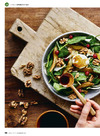Spinatsalat med gedeost, lun pære, valnødder og fennikel