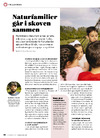 Naturfamilier går i skoven sammen