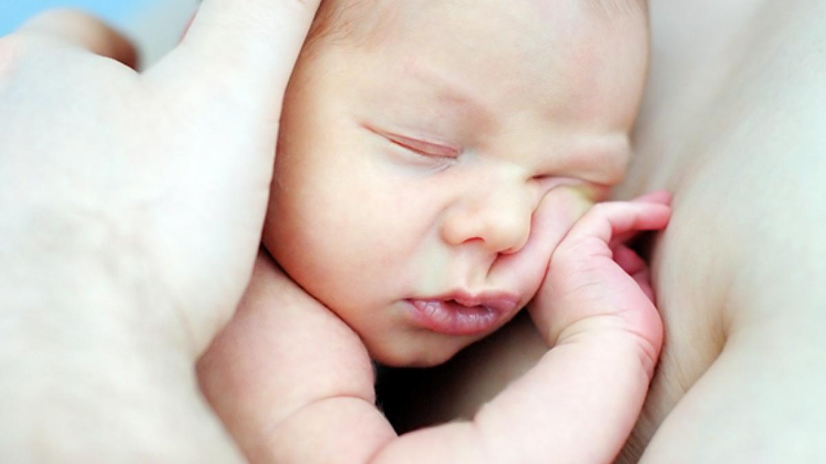 forsendelse overfladisk Giftig Sådan får du dit nyfødte barn til at sove trygt og godt | Samvirke