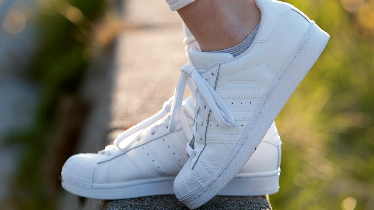 Ydmyg Ambient omvendt Sådan rengør du hvide sneakers | Samvirke