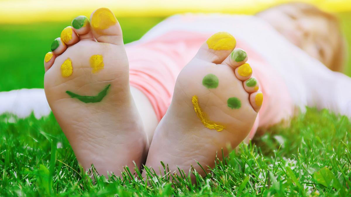Lav en seng etisk Playful Sådan passer du på dit barns fødder | Samvirke
