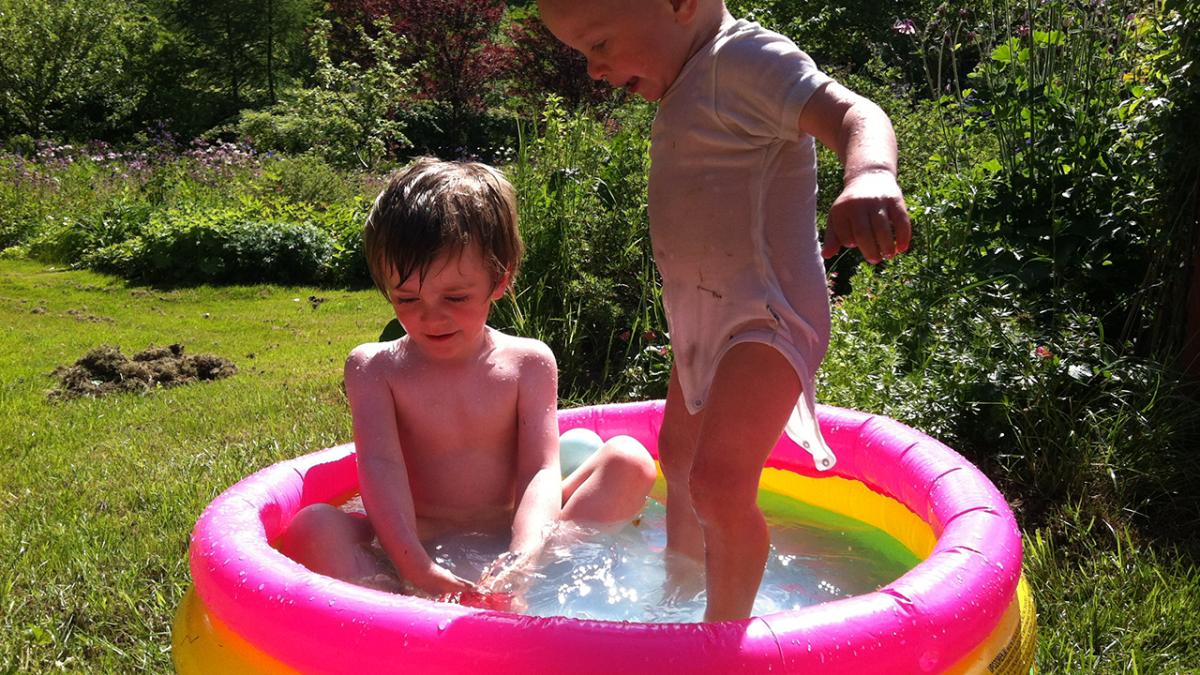Had kaustisk Sammensætning 6 fejl du begår, når børnene bader i badebassin | Samvirke