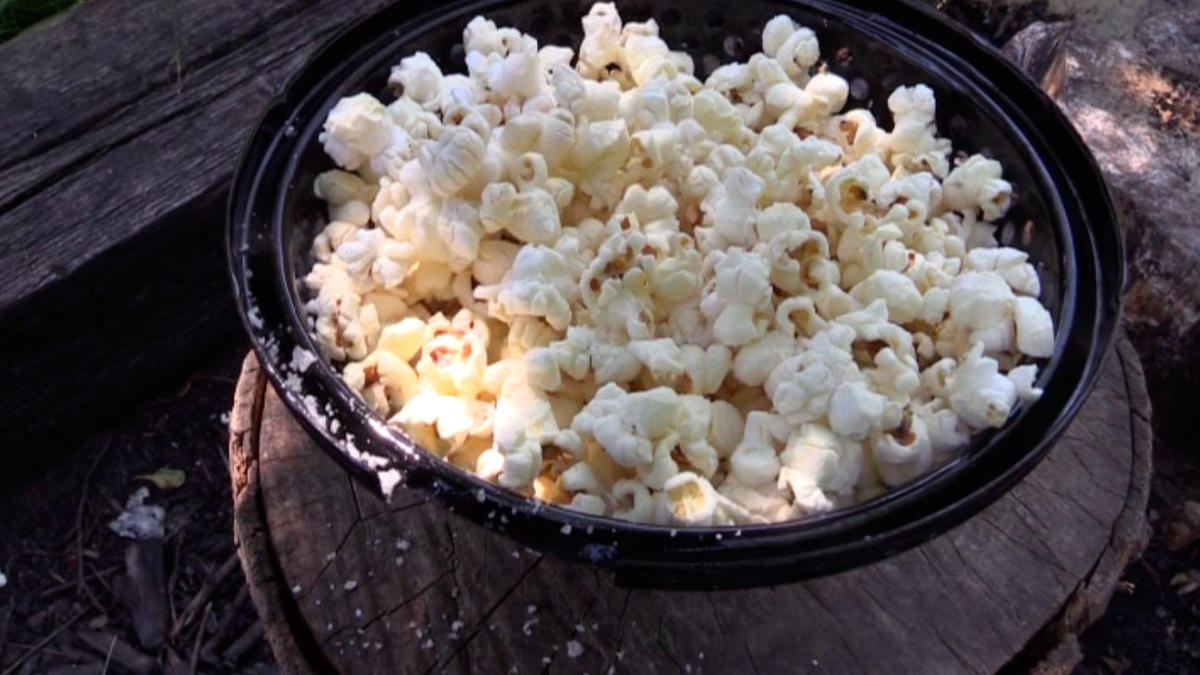 Popcorn over bål |