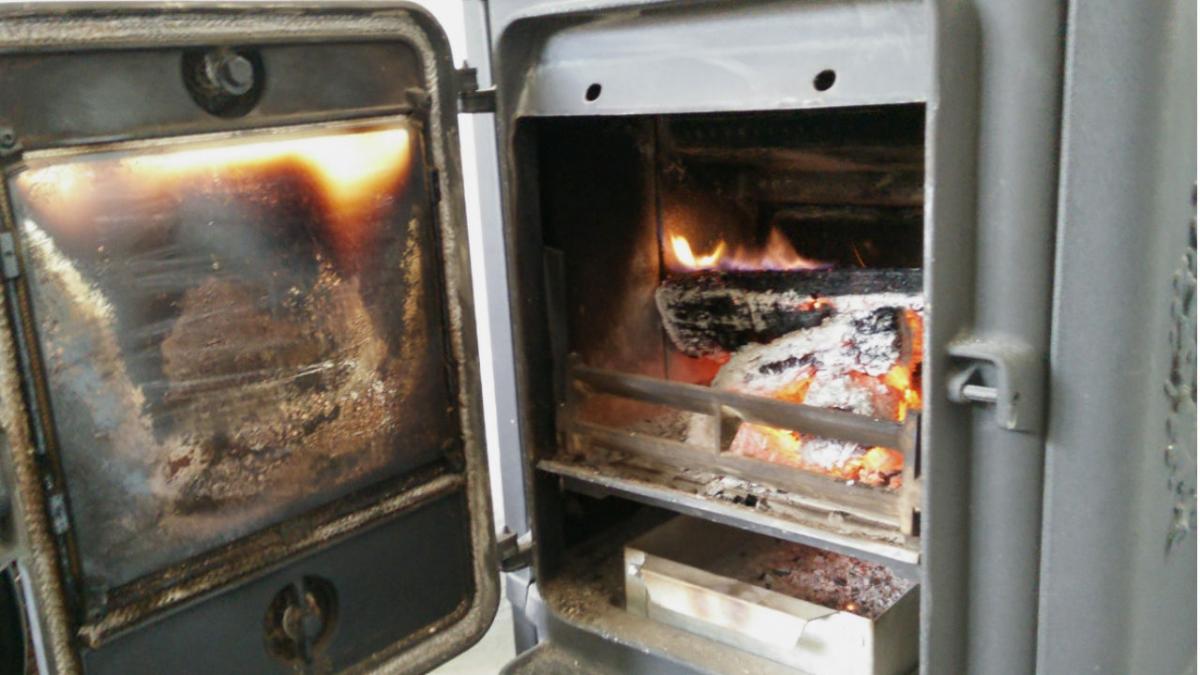 Relaterede følsomhed tapperhed Hvordan undgår du, at glaslågen på brændeovnen sodes til? | Samvirke