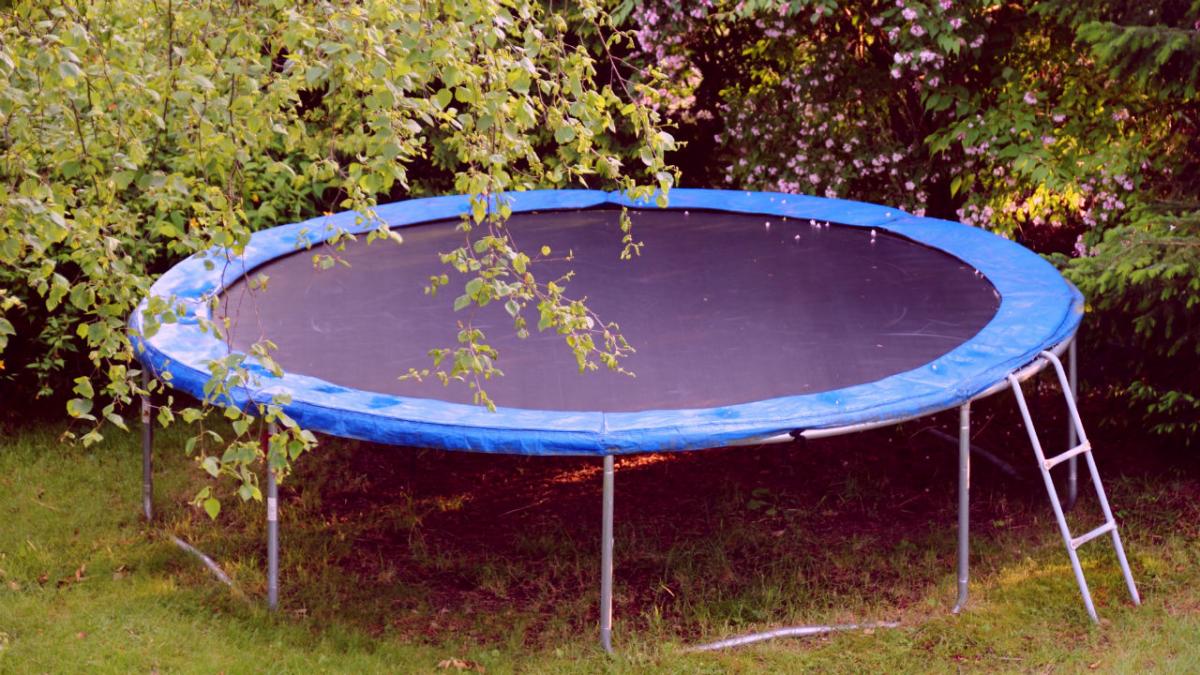 Hula hop distrikt spids Sådan får du trampolinen til at holde længere (selv om du ikke pakker den  væk for vinteren) | Samvirke