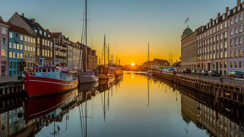 solopgang over Nyhavn i København