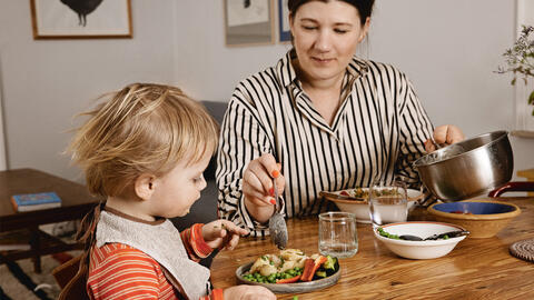Kogebogsforfatter Camilla Skov spiser sammen med sin datter