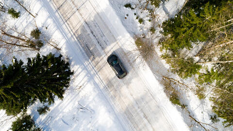 Bil på vej med sne
