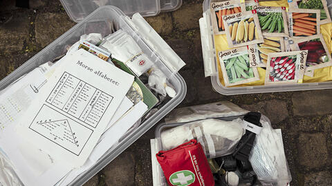 Prepping-bokse med kort, førstehjælpsgrej og frø