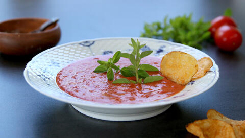 Tomatdip i skål med oregano og chips