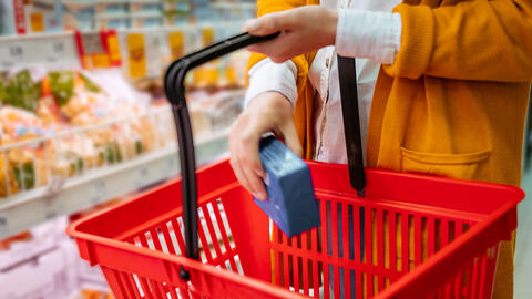 Kvinde putter produkt i indkøbskurven