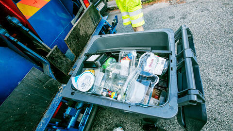 Affaldsspand med plastik