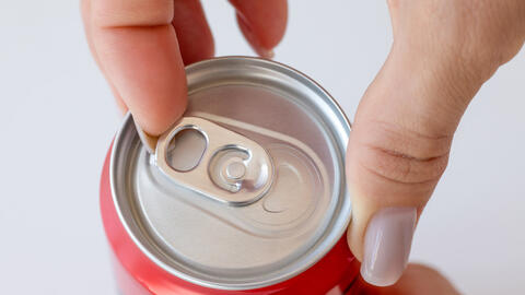 Hånd åbner dåse med energidrik