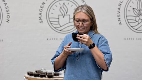 Kvinde med kaffe i hånden