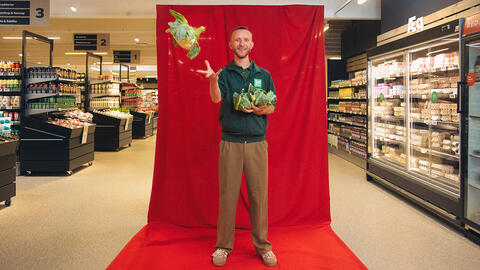 Coop ansat med broccoli i favnen 