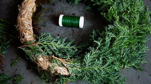 Krans til døren lavet af gran