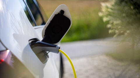 Elbil lader med gul ledning