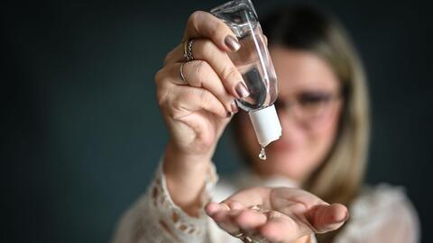 Kvinde bruger håndsprit