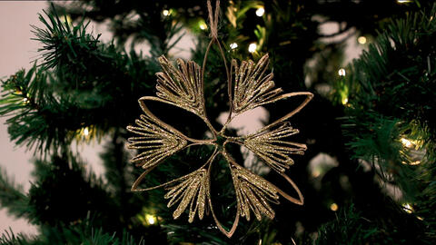 Guldjulestjerne på juletræet