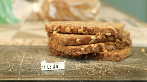 Rugbrødsclips foran rugbrød