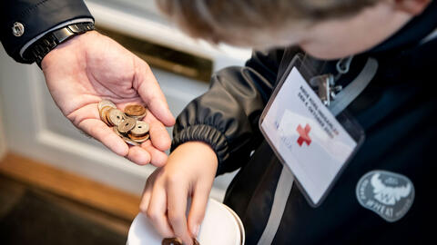 barn samler ind til røde kors