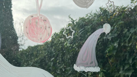 Kærnemælkm malet på vinduet til jul