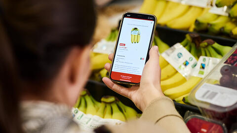 Kunde scanner pris på vare med sin telefon 