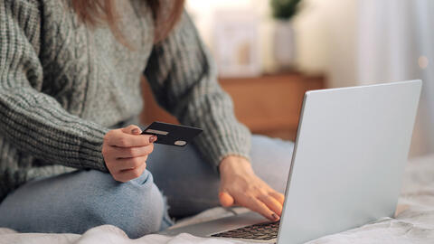 Kvinder shopper online på computer