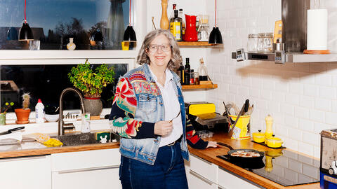 Benedikte laver frikadeller.