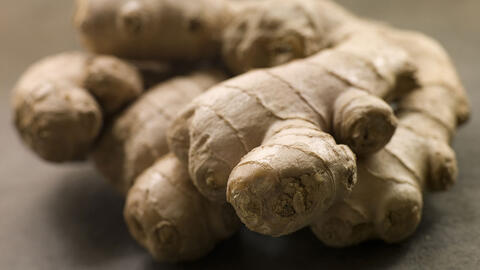 Ingefær på brunlig baggrund