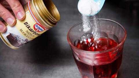 Natron i farverig drik