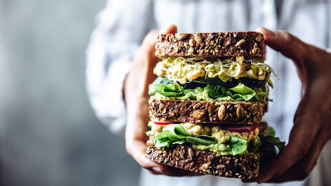 Sandwich med fuldkorn i hand