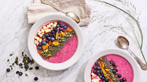 Smoothiebowl med frugt, bær og kerner