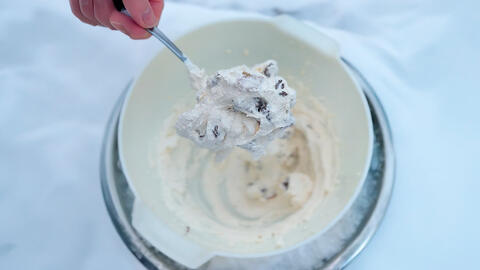 Hjemmelavet is i sneen i skål