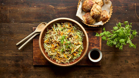 Spidskålssalat med hvedekerner, tørret mango og pærer