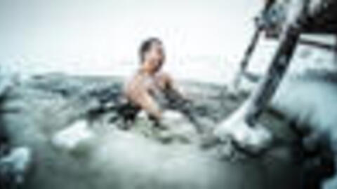 Vinterbader i vand ved badebro