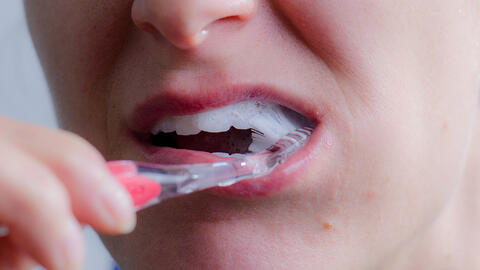 kvinde børster tænder