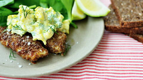 Fiskepinde med blomkålsremoulade.