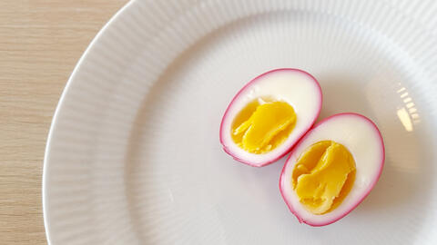 Pink æg med rødbedelage