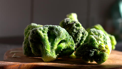Frosne broccoli på skærebræt