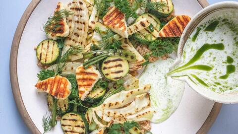 Grillet salat med perlespelt, halloumi & syrlig urtedressing