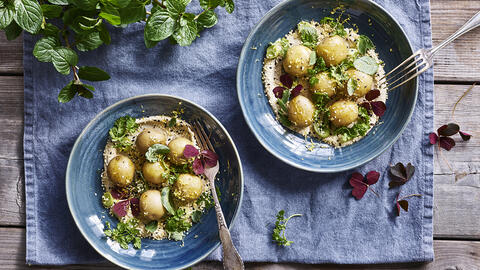 Kartoffelsalat med tahincreme, syltede løg og sesam